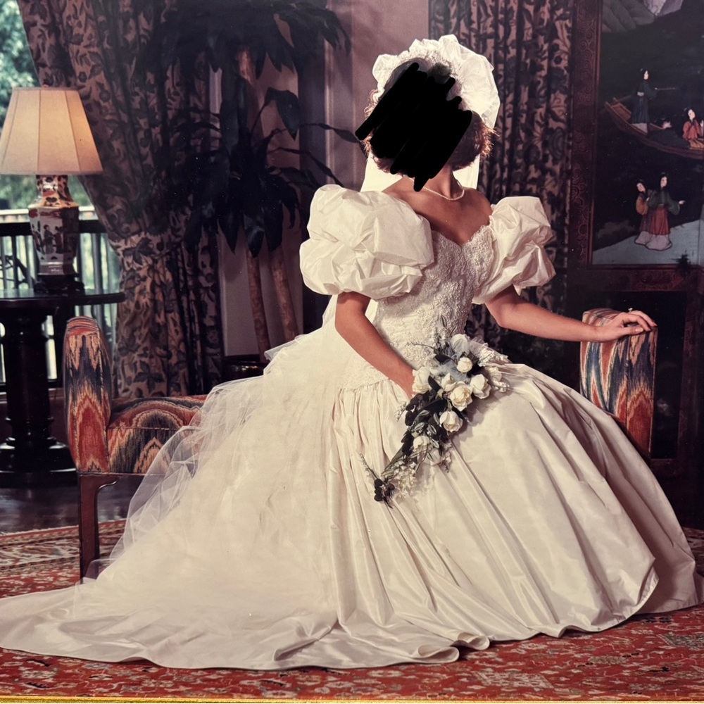 Elegant White Wedding Dress with Puff Sleeves